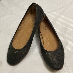 Womens Black Lazer Cut Ballet Flats Excellent Used Condition- size 8W